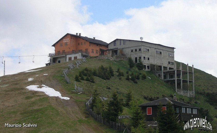 25 Il rifugio e accanto il mostro delle Torcole.JPG